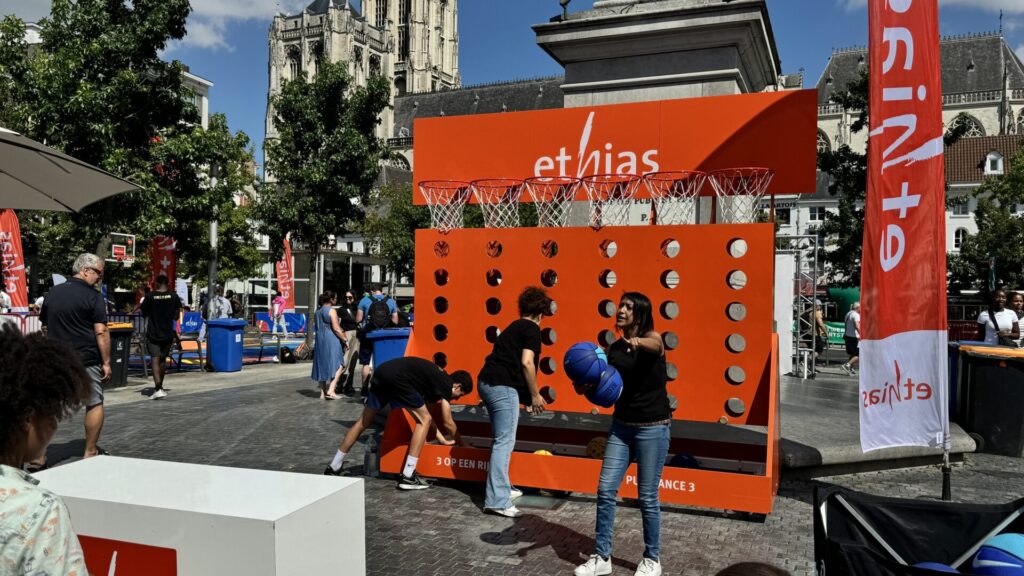 Diverse spelletjes op het groenplein in antweroen