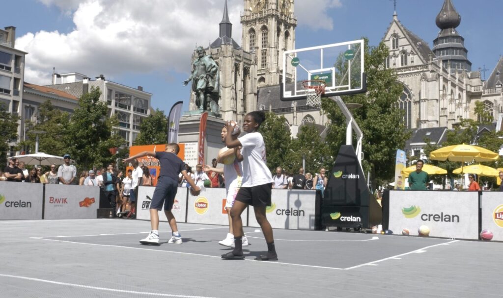 Basketballetjes worden gegooid in het publiek 3x3 finale Antwerpen 2024