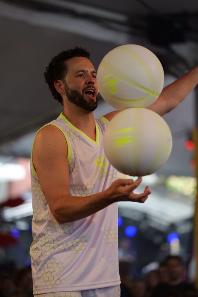 Showcase Basketball met het spinnen van zijn basketball op zijn zonnebril op de opening van plein 44 te Nijmegen