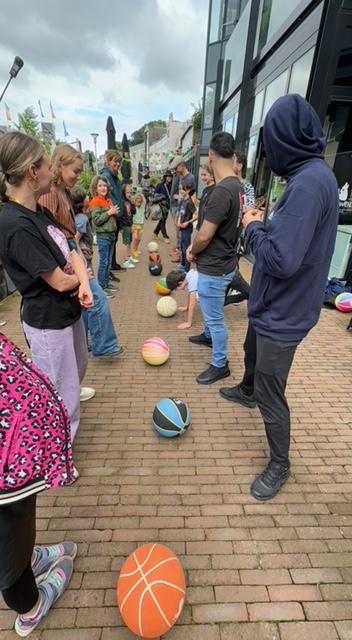 Basketbal workshop van Showcase Basketball aan de waalkade tijdens vierdaagse feesten
