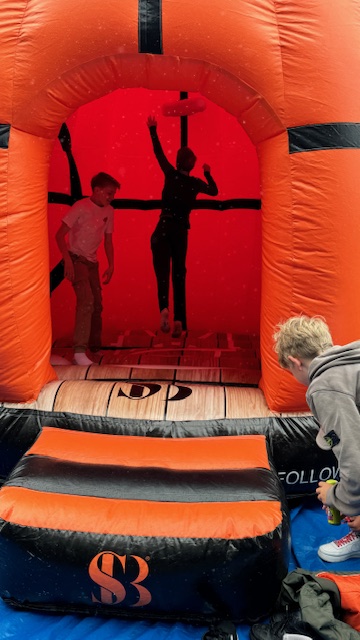 Lekker spelen en het vrije kind zijn in de superbouncer van Showcase Basketball