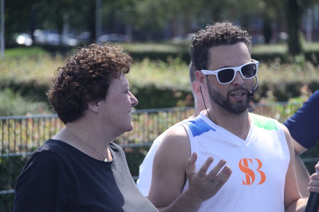 Showcase Basketball doet de interactieve openingen  van het basketbalveld aan de Rheeshofpark te Tilburg