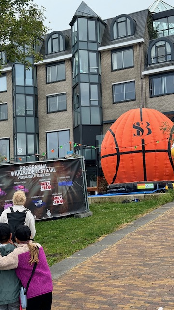 De superbouncer van showcase basketball staat aan de waalkade, 5 x5 m