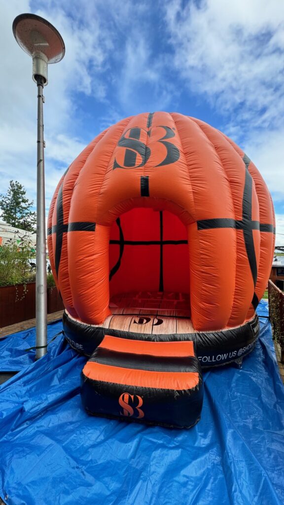 De superbouncer van showcase basketball staat aan de waalkade, 5 x5 m