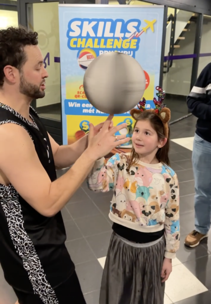 Interactie met kids bij prijsbrij banner bij heroes Den Bosch, showcase basketball