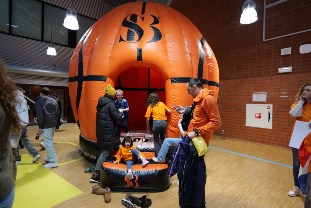 Super bouncer showcase basketball