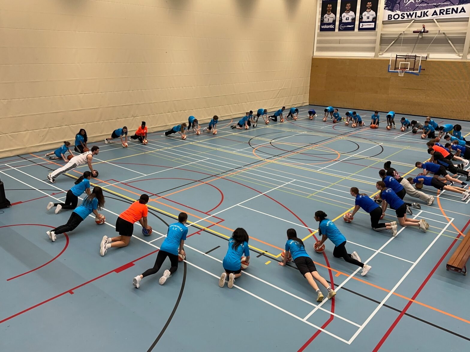 Lyceum Ypenburg topsport klas krijgt basketbal les van Showcase Basketball