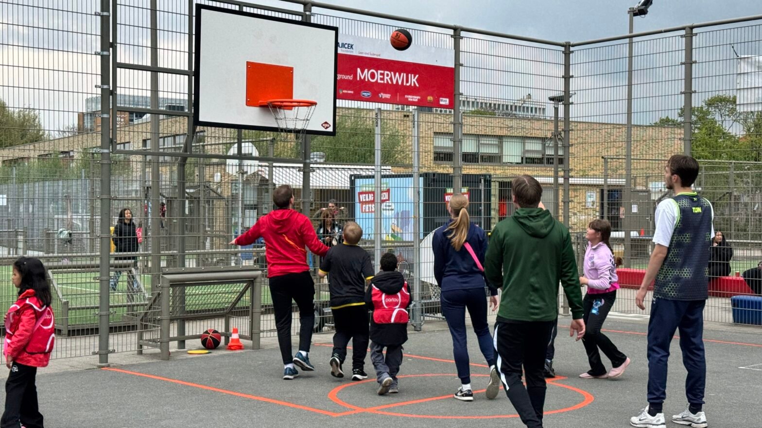 SHOWCASE BASKETBALL GEEFT LEUKE WORKSHOP BIJ DE SPORTTUINE MOERIWJK