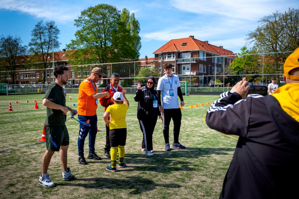 Interactieve opening door showcase basketball bij Den Haag moerwijk de sporttuin