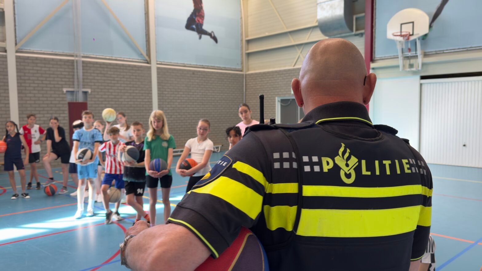 kapot sterk met politie en Showcase basketball