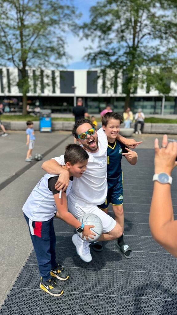 Galdino lekker gek op de youthcup 2025 tijdens de workshop van showcase basketball