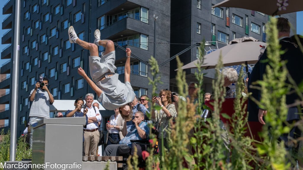Jim van SB flipt tijdens opening van station heijendaal