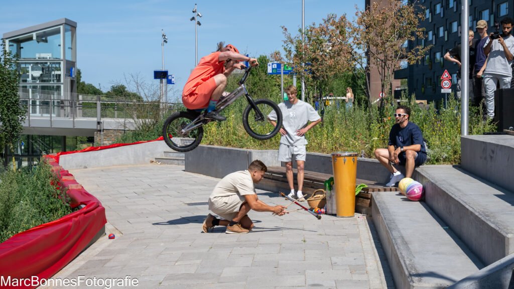 Rick Koek van SB spring over Julio tijdens opening van station heijendaal