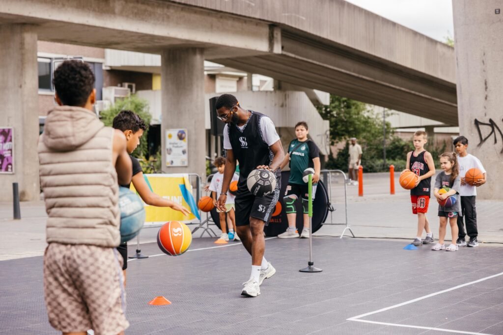 Coach noel van showcase basketball bij Zomer op Zuid