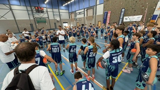 Arvin slagter kamp 2025 met de special balls tenue en support van showcase basketball