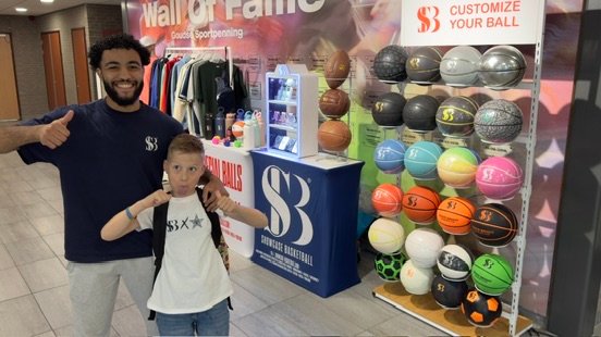 Special balls stand en showcase basketball bij het arvin slager kamp bij de mammoet in gouda