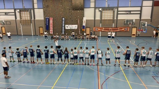 Alle coaches bij het arvin slagter kamp 2025 met special balls uniform en showcase basketballen