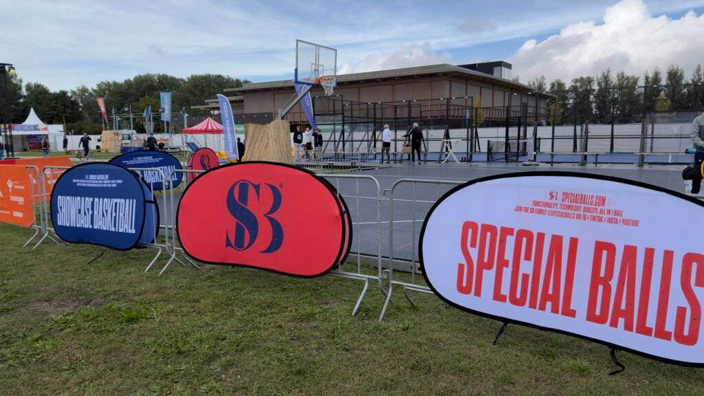 Het basketball court van Showcase Basketball op de Nationale Sportweek opening 2025