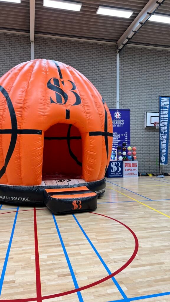 Super bouncer van Showcase basketball bij Den Bosch Supercup