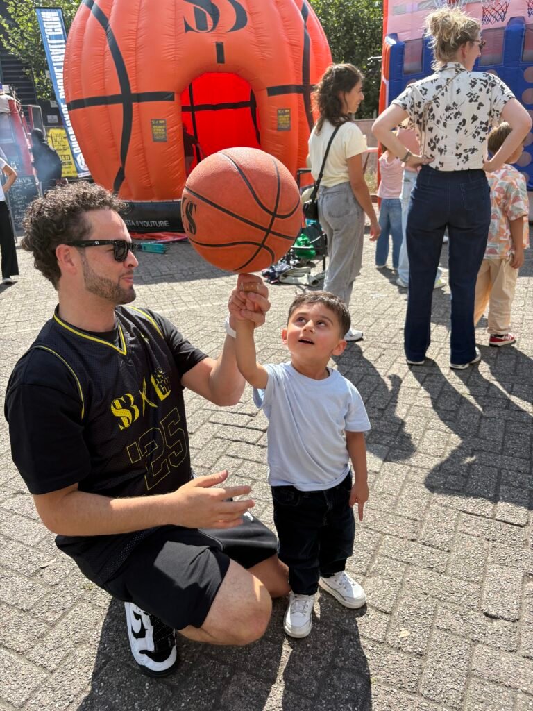 Showcase Basketball spint een bal op de vingers van een blije bezoeker