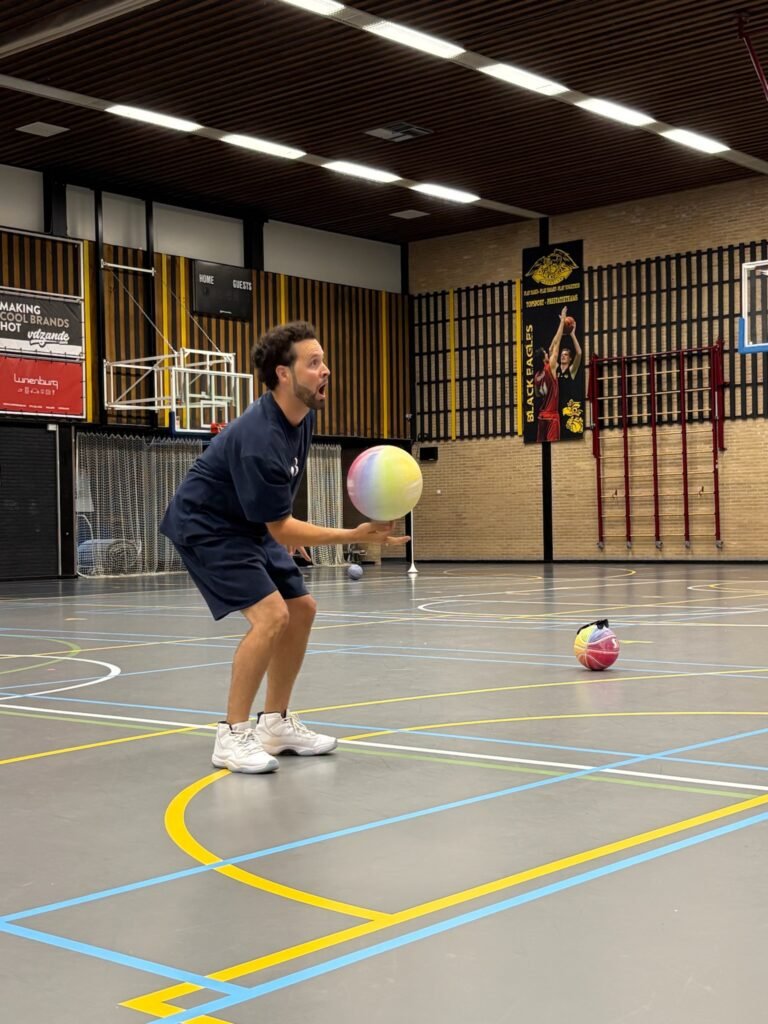 Showcase Basketball geeft een freestyle show bij Black Eagles