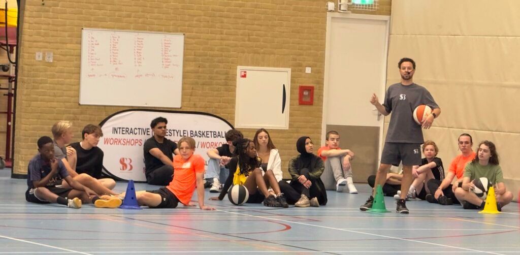 Showcase Basketball met een uitleg op Lyceum Ypenburg