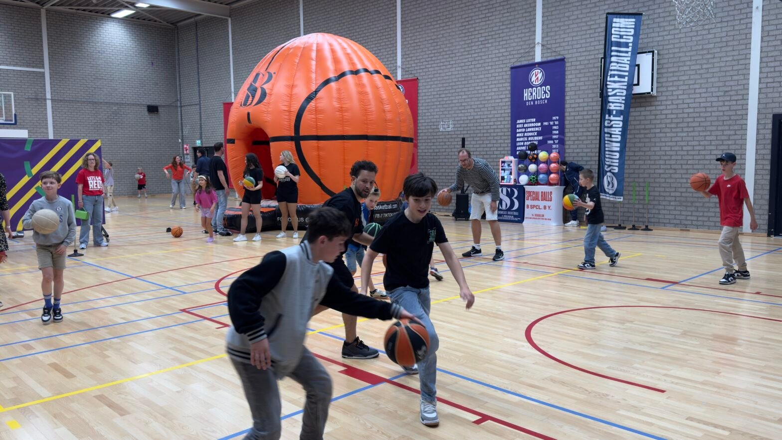 Showcase Basketball op Familyday van Heroes Den Bosch