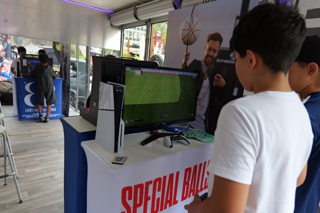 Bezoekers spelen op de Playstation in de Driving Experience